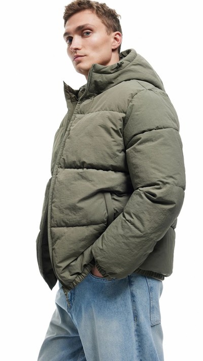 Cep Detaylı Fermuarlı Kapşonlu Kışlık Şişme Mont